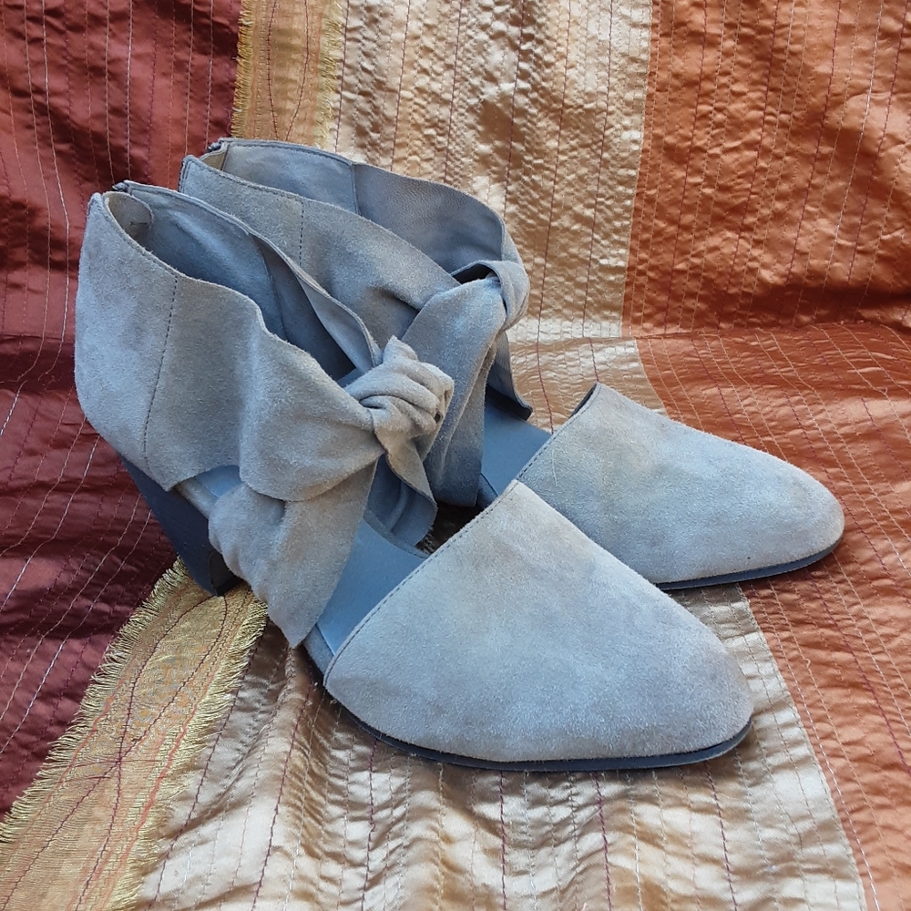 Eileen Fisher Taupe Suede Knot-Accent Wedge Heels - Picture 6 of 15